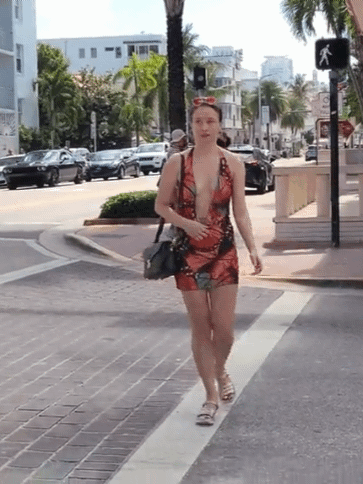 traverser hors des clous faut-il interdire le port des lunettes sur le front les petits seins de la rue érotisme.gif, avr. 2023