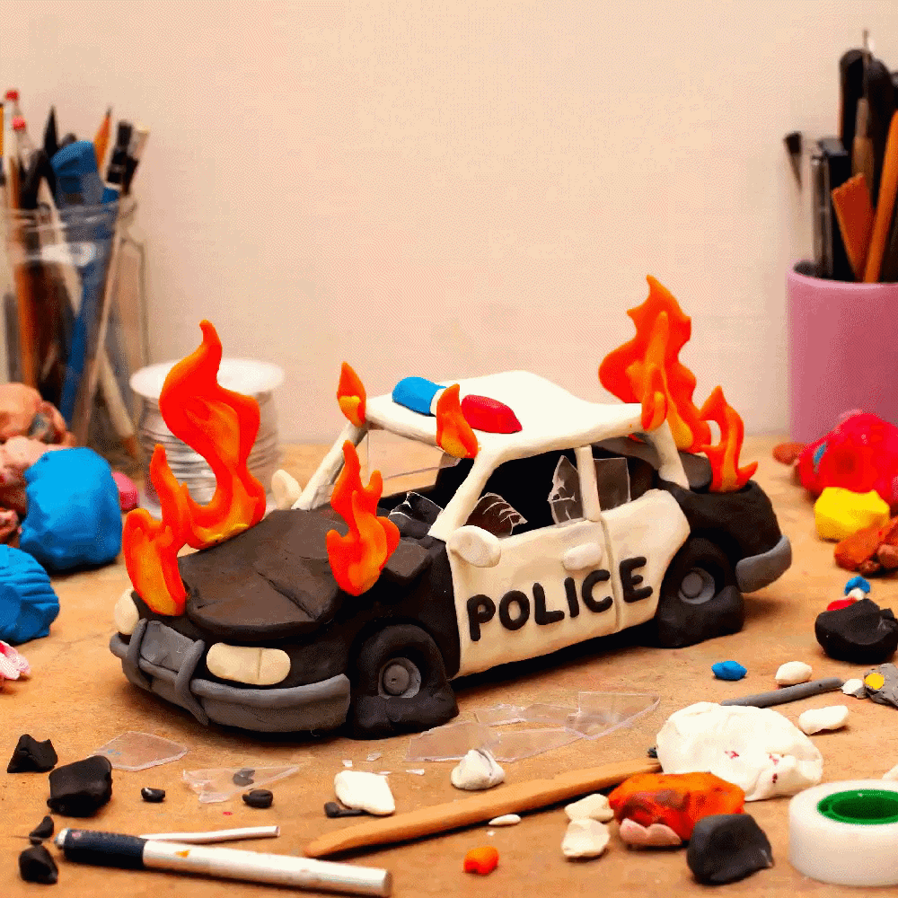 voiture de police en feu les enfants jouaient aux émeutes en banlieue.gif, déc. 2023