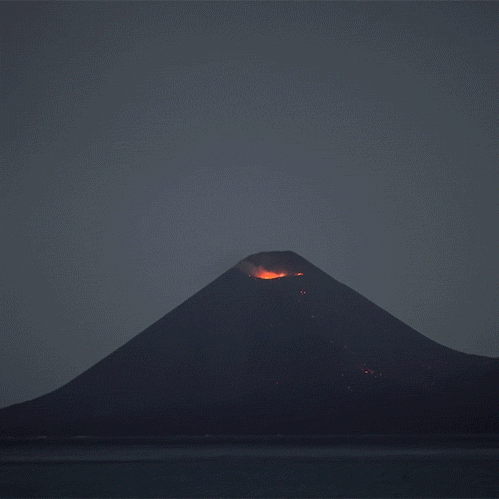 volcan en éruption feu d'artifice de lave.gif, juil. 2021