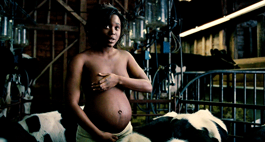 Children of Men (2006) dir. Alfonso Cuarón le fils de l'homme femme noire Joseph à Marie enceinte de Jésus me feras-tu un bébé pour Noël grossesse