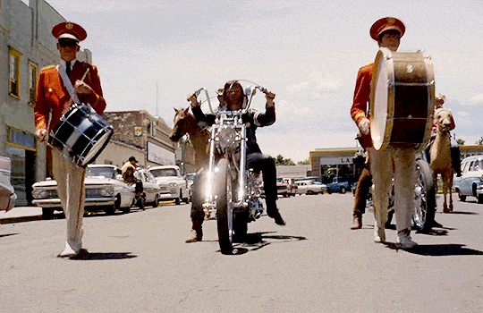 Easy Rider (1969) dir. Dennis Hopper moto marche défilé manifestation