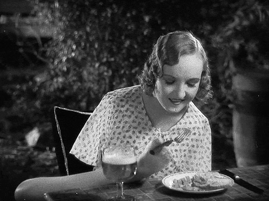 Frances O'Connor in Freaks (1932) manger avec les pieds