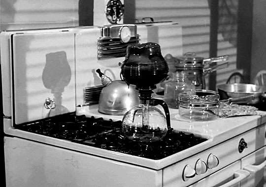 Joan Bennett in Girl Trouble (1942) la cafetière brisée le café ne serait pas prêt tout de suite