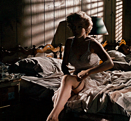 Marilyn Monroe as Rose Loomis Niagara (1953) dir Henry Hathaway enfiler ses bas sortir de l'ombre