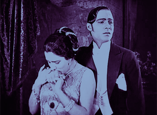 NITA NALDI and RUDOLPH VALENTINO in Blood and Sand (1922) — Dir. Fred Niblo vampire la morsure de l'amour