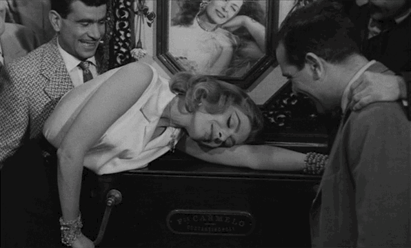 Never on Sunday Ποτέ την Κυριακή (1960) Dir. Jules Dassin musique manivelle tourne la chevillette