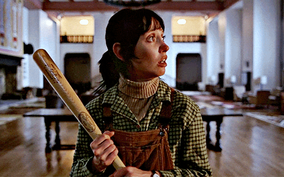 Shelley Duvall (1949 - 2024) as Wendy Torrance in The Shining (1980) dir. Stanley Kubrick se tenir prêt pour accueillir les enfants venant réclamer des bonbons pour Halloween