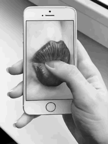 bouche de smartphone séduction et addiction aux écrans tactiles