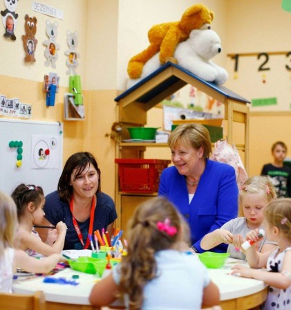 Angela Merkel école maternelle rentrée des classes.jpg