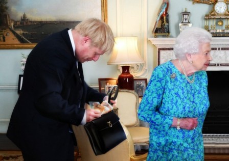 Boris Johnson les bijoux de la reine.jpg, sept. 2019