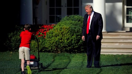 Donald Trump pelouse.jpg