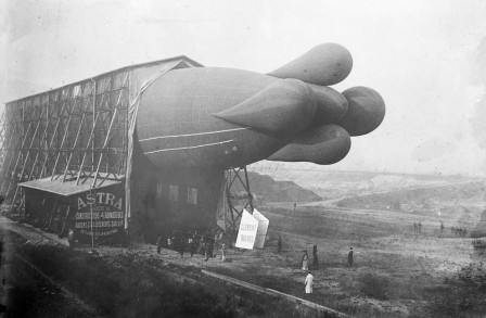 French_airship_Clement-Bayard._1908_hemorroides.jpg