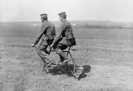 German_soldiers_generating_electricity_for_power_and_light_World_War_I_guerre_premiers_essais_infructueux_du_tandem_electrique_pour_envahir_la_France.jpg