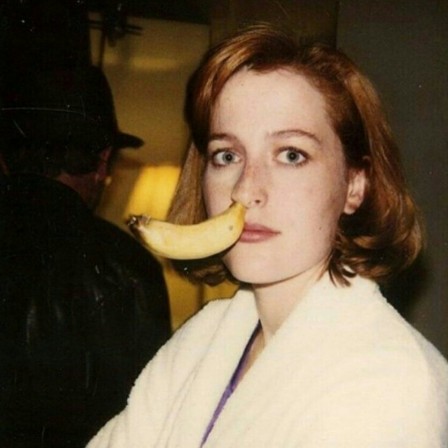 Gillian Anderson on the set of The X-Files banane.jpg