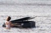 Guy_Solal_piano_en_mer.jpg