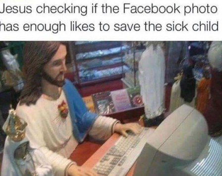Jésus vérifiant sur facebook si la photo a suffisamment de like pour sauver l'enfant malade.jpg