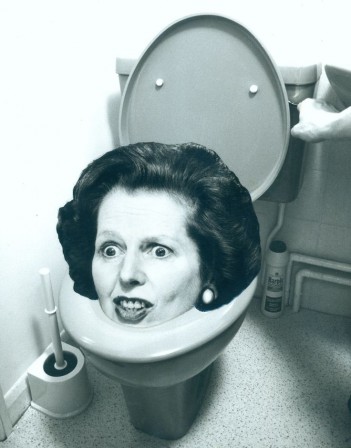 Peter_Kennard_reine_toilettes_brexit.jpg