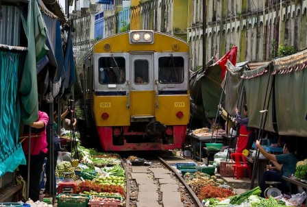 Tarad_Mae_Klong__Samut_songkhram__Thailand_train_en_ville.jpg