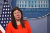 Trump dans la James S. Brady Press Briefing Room salle de presse de la Maison-Blanche.jpg