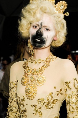 Vivienne_Westwood_Fashion_Show_Fall_Winter_2011_blonde_la_belle_est_la_bete.jpg