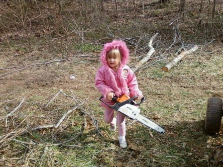 bientot_noel_fille_tronconneuse.jpg