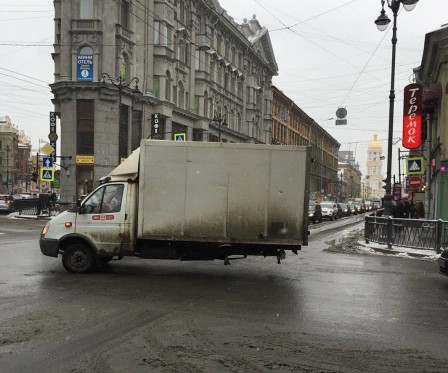 camion sans roues le hollandais volant.jpg