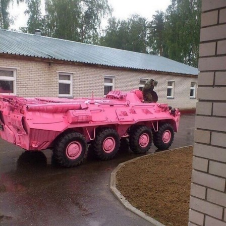 char véhicule blindé rose.jpg