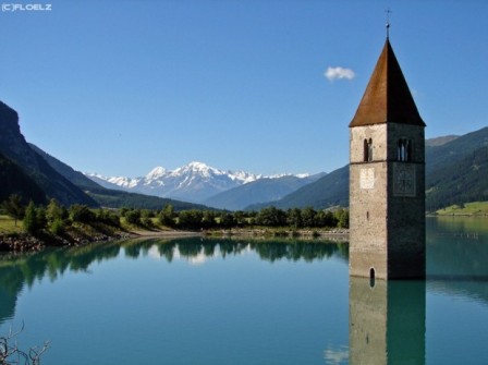 eglise_du_village_de_Graun_engloutie_dans_le_lac_de_Resia_Italie.jpg