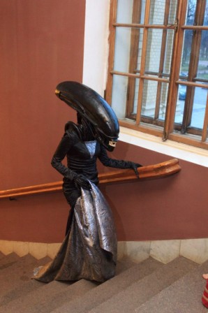 femme_alien_escalier.jpg