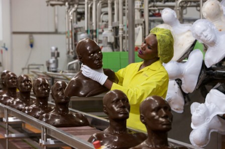 femme_noire_chocolat_usine_au_travail.jpg