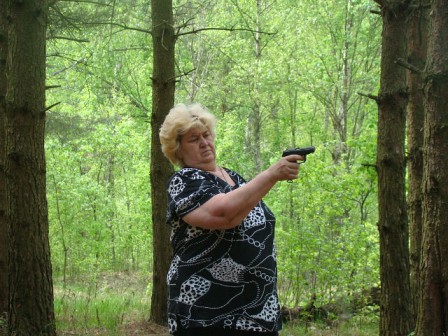 femme ronde arme mort.jpg