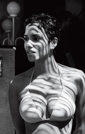 halle_berry_maillot_de_bain_cinema.jpg