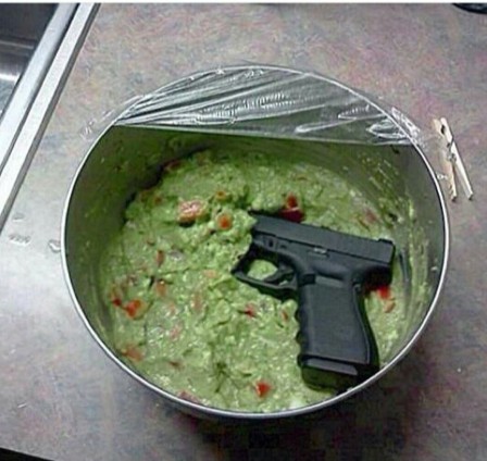 le fameux Glockamole mexicain Guacamole Glock arme pistolet.jpg