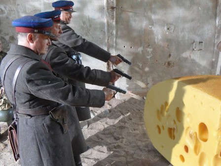 massacre mort plus il y a de trous plus il y a de gruyère.jpg