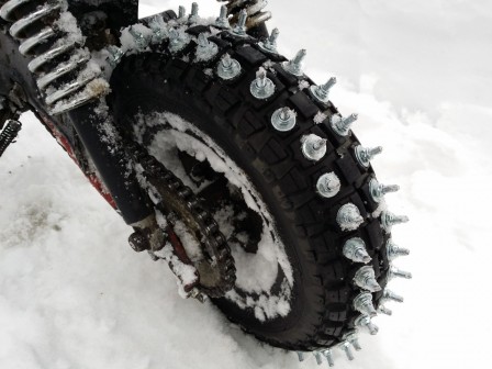 neige hiver moto pneu à clous.jpg