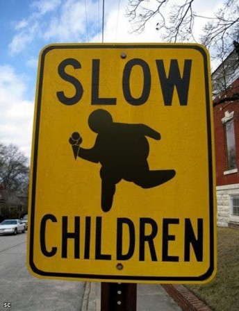 panneau ralentir enfants gros et lents.jpg