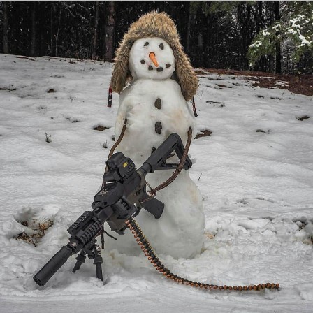 père noel bonhomme de neige arme fusil mitrailleur.jpg