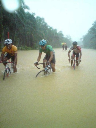 tour_de_France_velo_etape_sous_la_pluie_DG.jpg