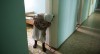 vieille femme à la porte de sa chambre.jpg