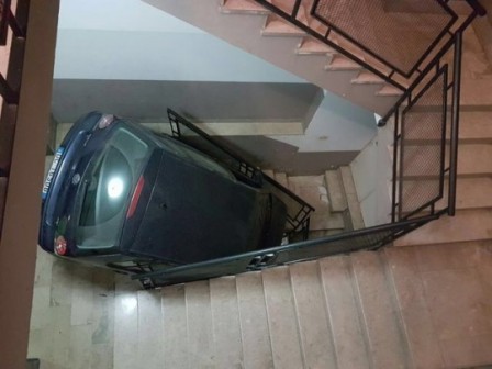 voiture escalier.jpg