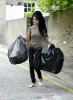 Amy Winehouse sortant les poubelles paparazzi comme un lundi