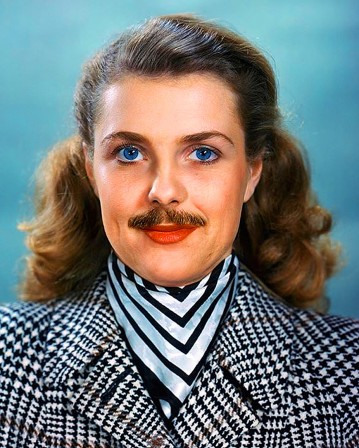 Années 1940 Années 1950 jeune femme souriant foulard rayé manteau tweed regardant l'objectif.jpg, janv. 2020