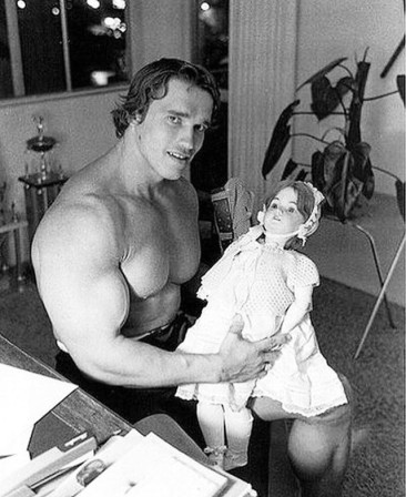 Arnold Schwarzenegger playing with his doll 1970s poupée noel.jpg, déc. 2021