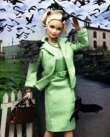 Barbie set doll depicting famous Hitchcock Birds movie at the Toy museum in Prague Czech Republic les oiseaux.jpg, juin 2021