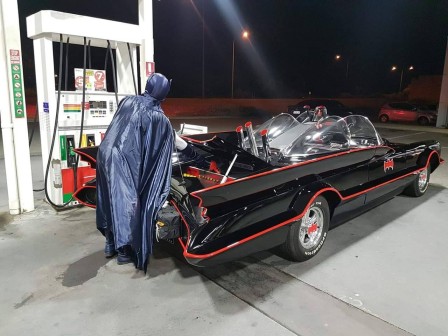 Batman faisant le plein d'essence de sa voiture Batmobile.jpg, mai 2023