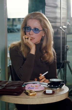 Catherine Deneuve au café 1967 comment ronger ses ongles avec élégance avant je souffrais d'écoanxiété.jpg, nov. 2022