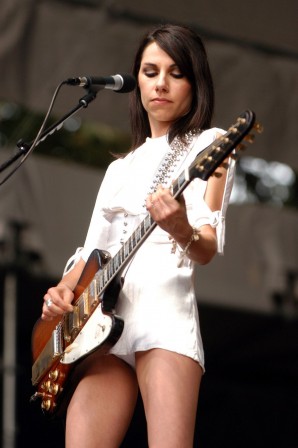 Dress is the debut single by English singer-songwriter PJ Harvey musique guitare.jpg, oct. 2020