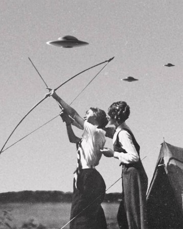 Flying saucers stories in the works of Caitlyn Grabenstein soucoupe chasse flèche amazones.jpg, juin 2021