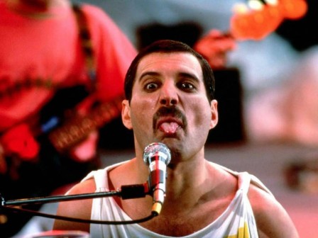 Freddie Mercury tirer la langue mal élevé.jpg, janv. 2022