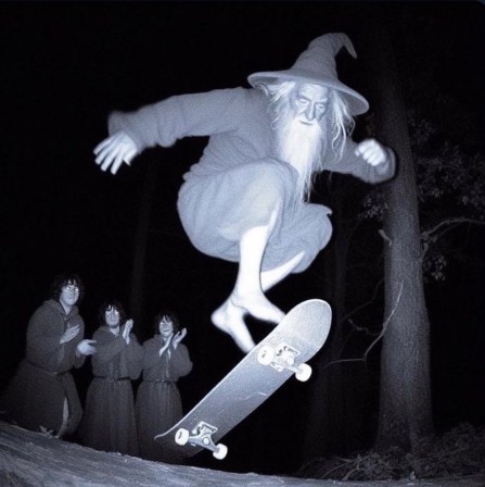 Gandalf doing a fat pop shuv in front of the hobbits la nuit tous les Gandalf sont gris.jpg, déc. 2023